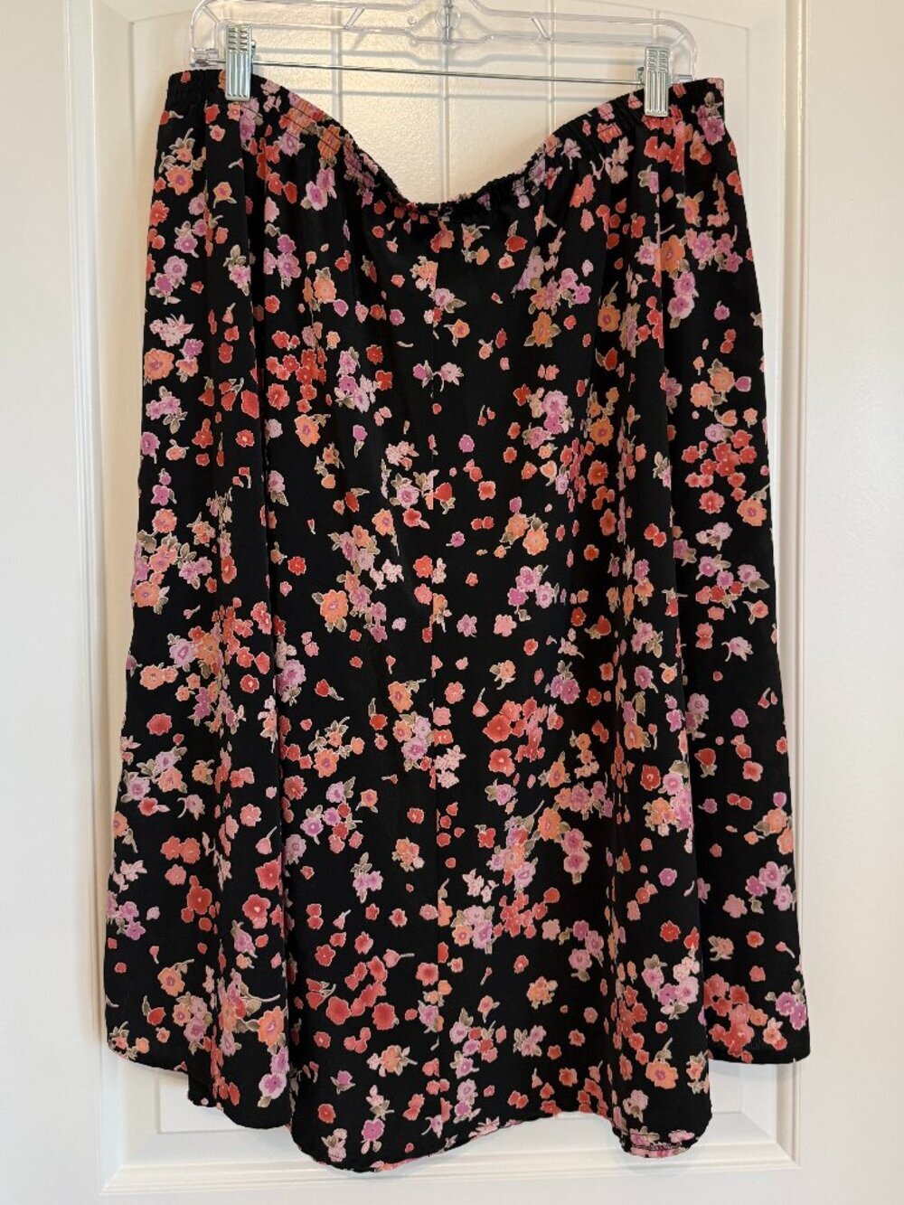 Charming black floral midi skirt with a comfortable elastic waistband